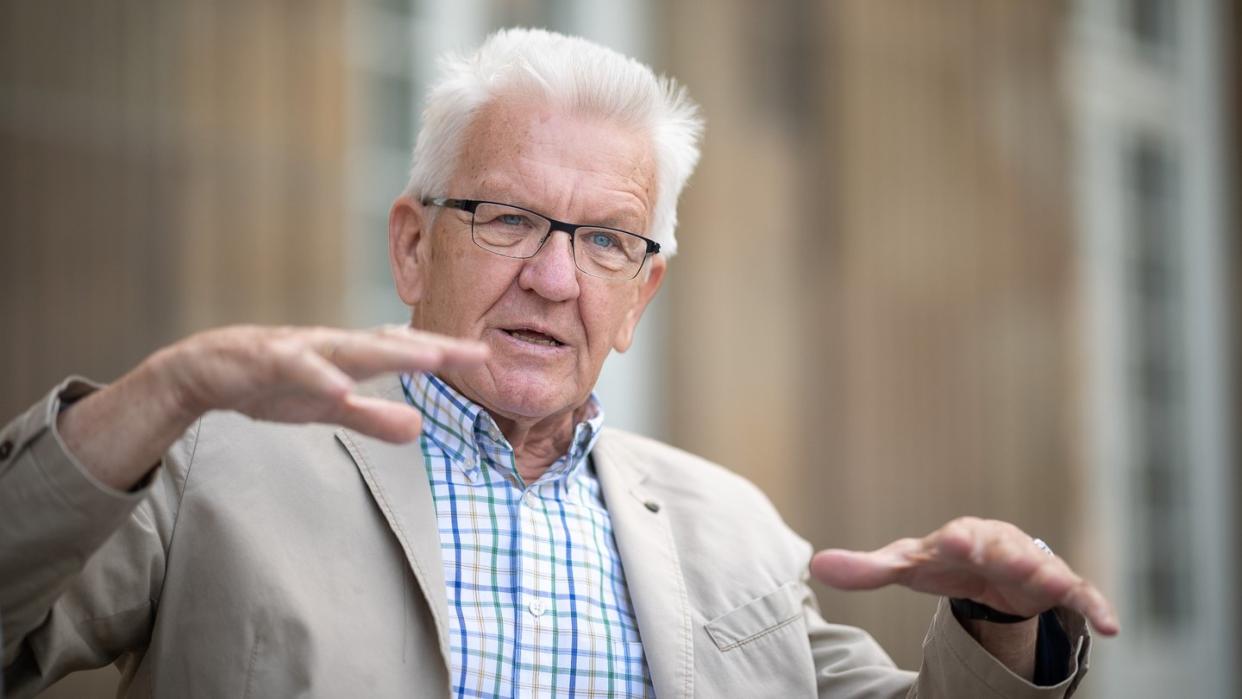 Winfried Kretschmann (Bündnis 90/Die Grünen), Ministerpräsident von Baden-Württemberg, spricht während eines Interviews.