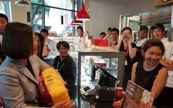 Excited staff greet Tsai Ing-wen, the President of Taiwan, at a branch of 85C in Los Angeles - Tsai Shih-ying/Facebook