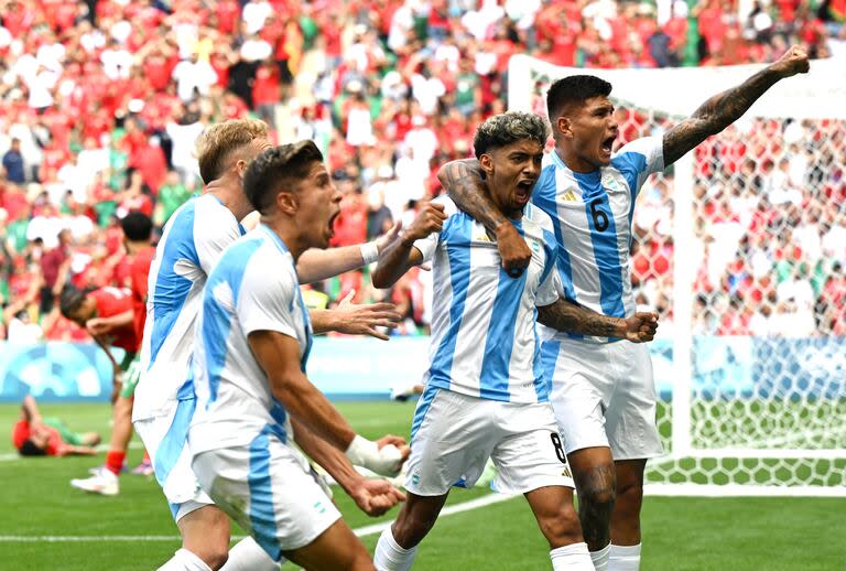 El fútbol abrió la competencia, con el partido entre la Argentina y Marruecos, polémico