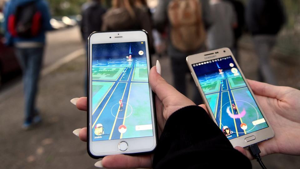 Mit dem neuen Update können sich «Pokémon Go»-Spieler nicht nur gemeinsam auf die Suche nach Taschenmonstern machen, sondern auch miteinander vernetzen und Pokémon austauschen. Foto: Britta Pedersen