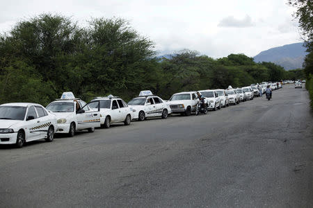 Motorists queue outside a gas station of the Venezuelan state-owned oil company PDVSA in San Antonio, Venezuela September 4, 2018. REUTERS/Carlos Eduardo Ramirez