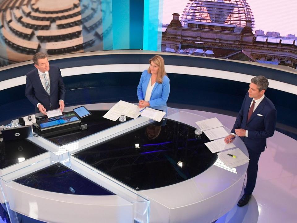 "Die Wahlsendung im Ersten" mit Tina Hassel (Mitte), Ingo Zamperoni (r) und Jörg Schönenborn (l.). (Bild: ARD-Hauptstadtstudio / Jens Jesk)