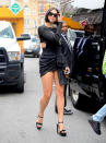 <p>Los estilismos de Dua Lipa se caracterizan por su originalidad, pero también porque son muy arriesgados. Así la fotografiaron los <em>paparazzi</em> por las calles de Nueva York. (Foto: Gtres). </p>