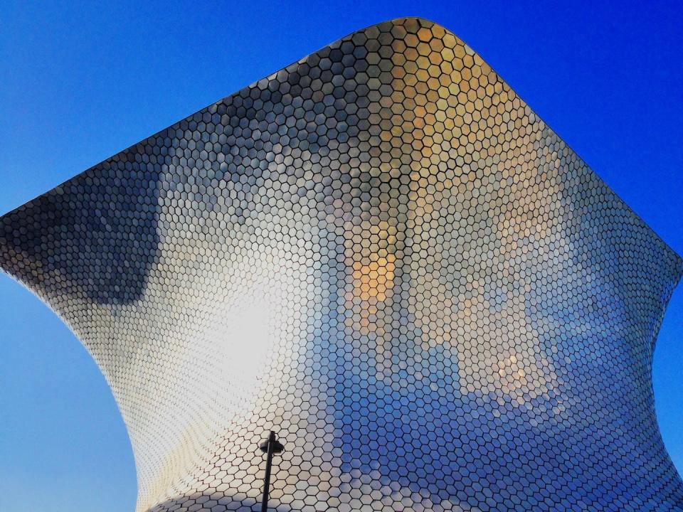 Museo Soumaya en México. <a href="https://upload.wikimedia.org/wikipedia/commons/3/3a/Museo_Soumaya_Mexico_City_Exterior.JPG" rel="nofollow noopener" target="_blank" data-ylk="slk:ClarkSui/Wikimedia;elm:context_link;itc:0;sec:content-canvas" class="link ">ClarkSui/Wikimedia</a>, <a href="http://creativecommons.org/licenses/by/4.0/" rel="nofollow noopener" target="_blank" data-ylk="slk:CC BY;elm:context_link;itc:0;sec:content-canvas" class="link ">CC BY</a>