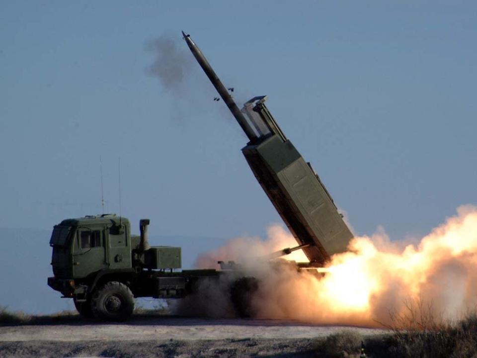 美國最新一批對烏克蘭武器輸送計劃，其中包括多套 M142 高機動性多管火箭系統（簡稱「海馬斯」 ）已抵達烏克蘭前線。   圖：翻攝自Twitter