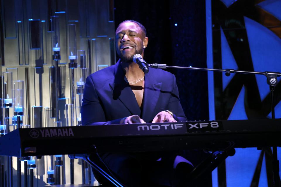 Sitting down behind a keyboard, R&B singer Tank concluded the 15th annual Essence Black Women In Hollywood Awards with a performance of "I Can't Make You Love Me."