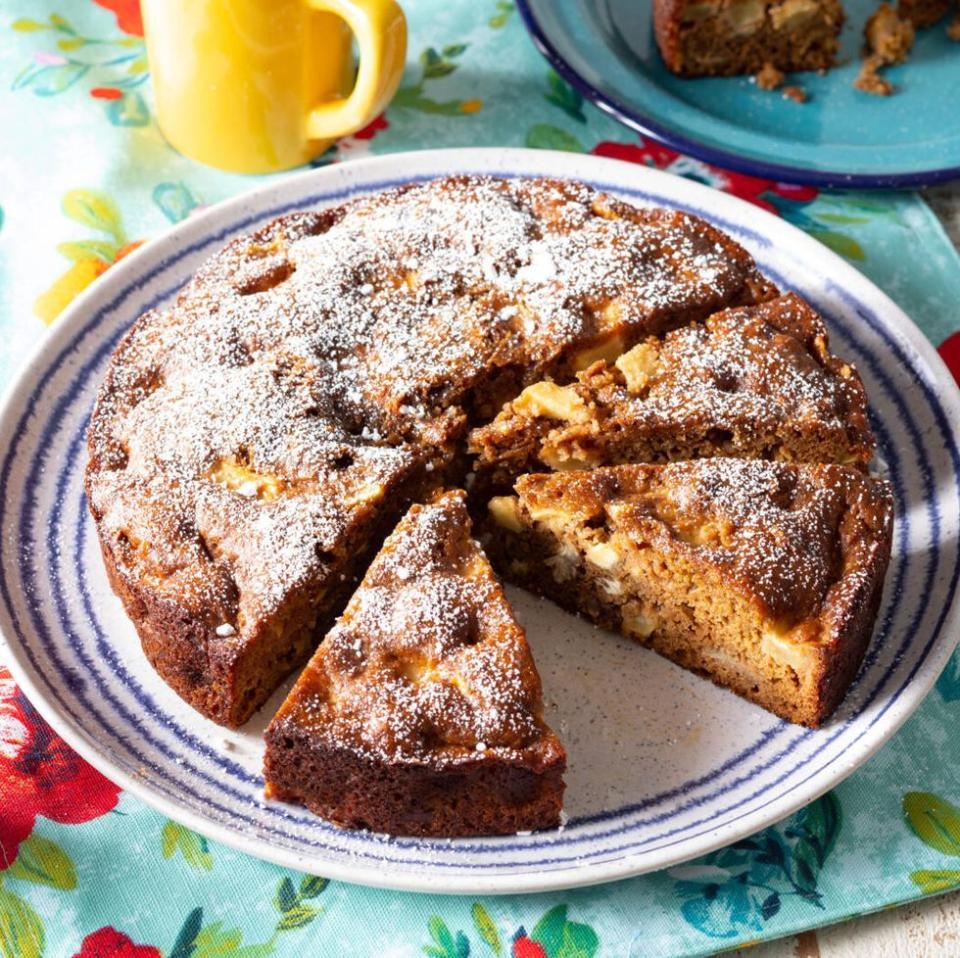 apple cake with powdered sugar