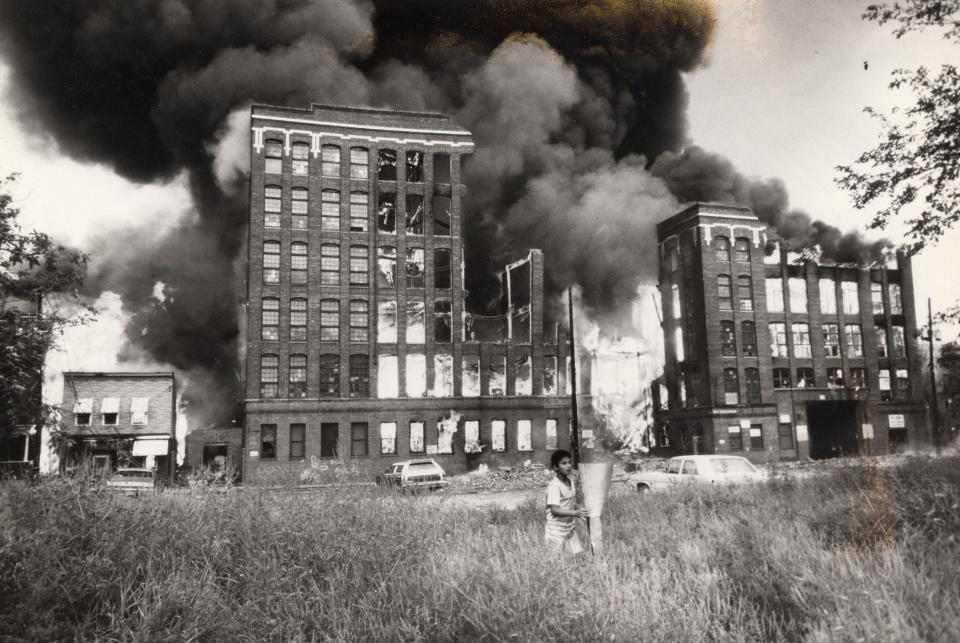 A scene from the Labor Day fire, Sept. 2, 1985, in Passaic, around 4 p.m. on Eighth Street.