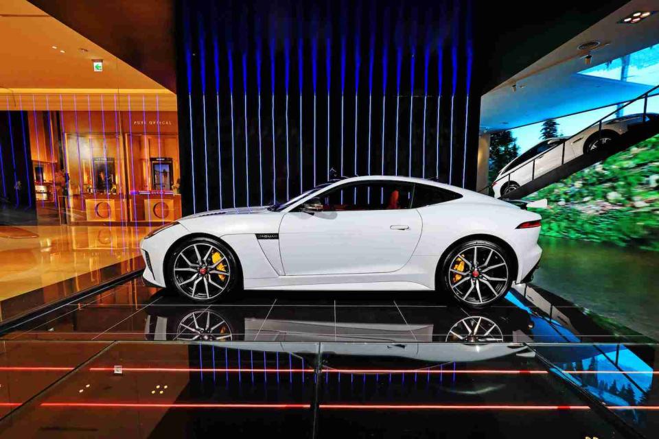 Jaguar F-Type SVR。