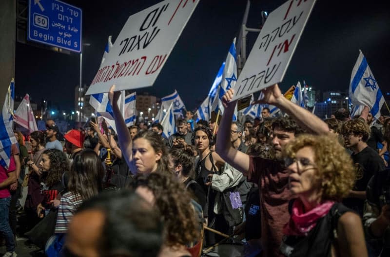 Israelis block roads during a protest in Jerusalem against the right-wing religious government of Prime Minister Benjamin Netanyahu. The protesters called for the government to resign and urged a fresh election and a quick deal to release the hostages held by the Islamist Palestinian organization Hamas. Ilia Yefimovich/dpa