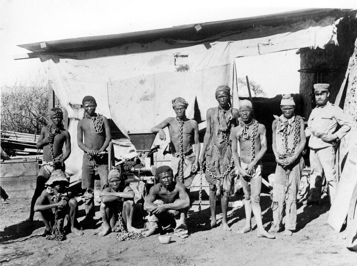 <p>Su foto de archivo sin fecha tomada durante la guerra de 1904-1908 de Alemania contra Herero y Nama en Namibia muestra a un soldado (R) probablemente perteneciente a las tropas alemanas que supervisan a los prisioneros de guerra de Namibia</p> (NATIONAL ARCHIVES OF NAMIBIA/AFP)