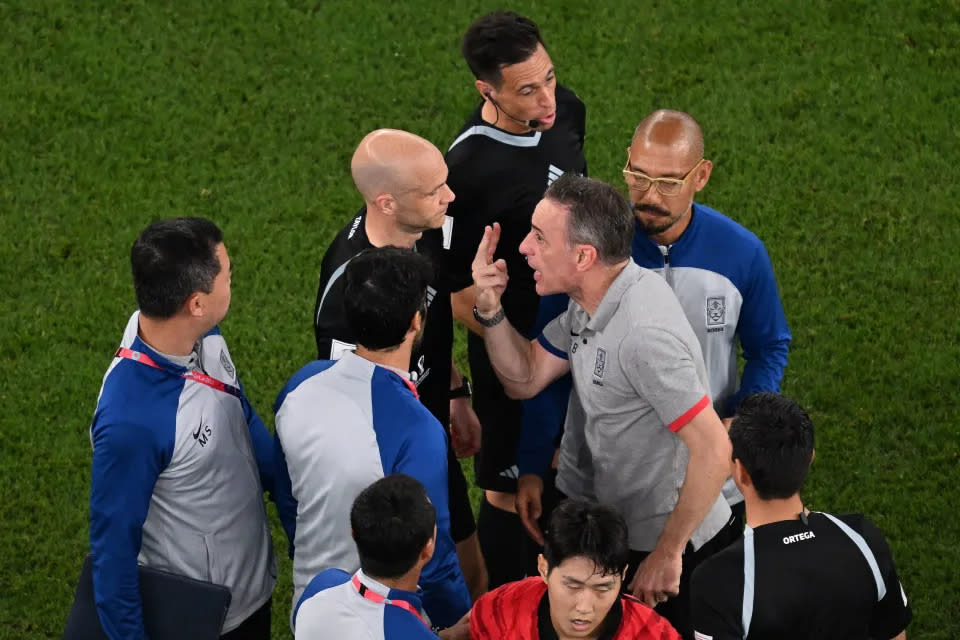 El entrenador portugués de Corea del Sur, Paulo Bento (en el centro a la derecha), recibió una tarjeta roja por sus protestas contra el árbitro inglés Anthony Taylor después de la derrota contra Ghana en la Copa Mundial de Fútbol. Foto: Getty