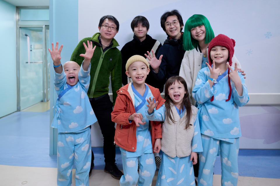 日本美術指導丹治匠（後排左1）於電影《BIG》拍攝期間曾特別從日本來台探班，親自與導演魏德聖、七位演員碰面。（圖／米倉影業）