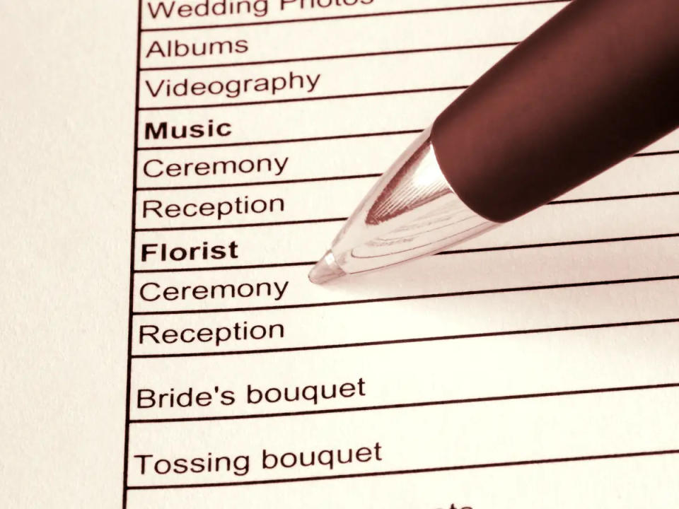 Eine Checkliste für die Hochzeitsplanung. - Copyright: JPerez/Shutterstock