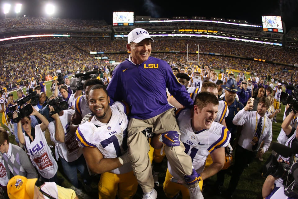BATON ROUGE, LA - NOVEMBER 28:  Head coach Les Miles of the LSU Tigers celebrates after defeating the Texas A&M Aggies 19-7 at Tiger Stadium on November 28, 2015 in Baton Rouge, Louisiana.  (Photo by Chris Graythen/Getty Images)