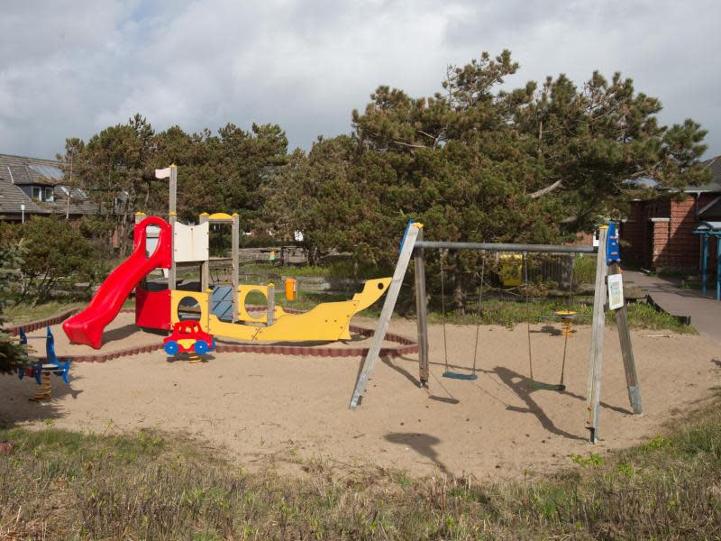 Wer Familien als neue Kunden gewinnen will, sollte einen Spielplatz zu bieten haben. Hier ist der des Schullandheims Puan Klent bei Rantum zu sehen. Foto: Christian Charisius