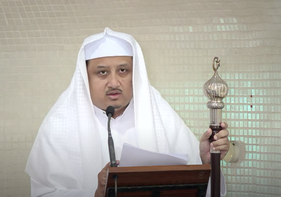 Fahrorazi Sohoi, also known as Ustaz Razi delivering a Friday sermon at a mosque on 27 January 2012. (PHOTO: Screengrab/YouTube)