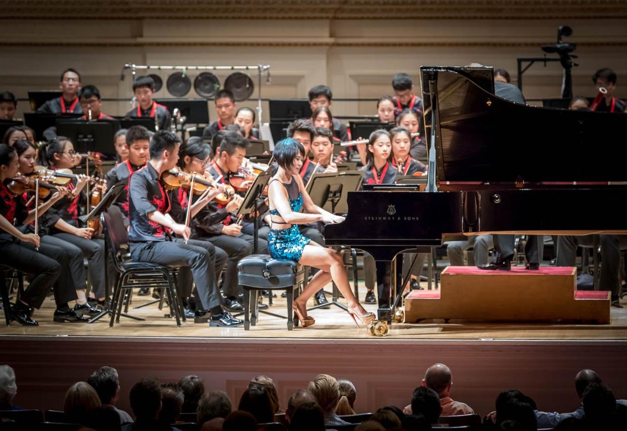 Yuja Wang actuando con la Joven Orquesta Nacional de China en el Carnegie Hall neoyorquino el 22 de julio de 2017. <a href="https://commons.wikimedia.org/wiki/File:NYO-China_with_Yuja_Wang_at_Carnegie_Hall.jpg" rel="nofollow noopener" target="_blank" data-ylk="slk:Ottoklemperer1885/Wikimedia Commons;elm:context_link;itc:0;sec:content-canvas" class="link ">Ottoklemperer1885/Wikimedia Commons</a>, <a href="http://creativecommons.org/licenses/by-sa/4.0/" rel="nofollow noopener" target="_blank" data-ylk="slk:CC BY-SA;elm:context_link;itc:0;sec:content-canvas" class="link ">CC BY-SA</a>