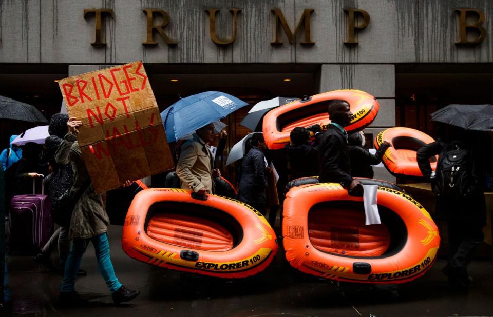<p>In New York ziehen Demonstranten mit aufblasbaren Booten am Trump Tower vorbei. Die Aktion richtet sich gegen die rigide Einwanderungs- und Flüchtlingspolitik des US-Präsidenten. (Bild: Justin Lane/EPA) </p>