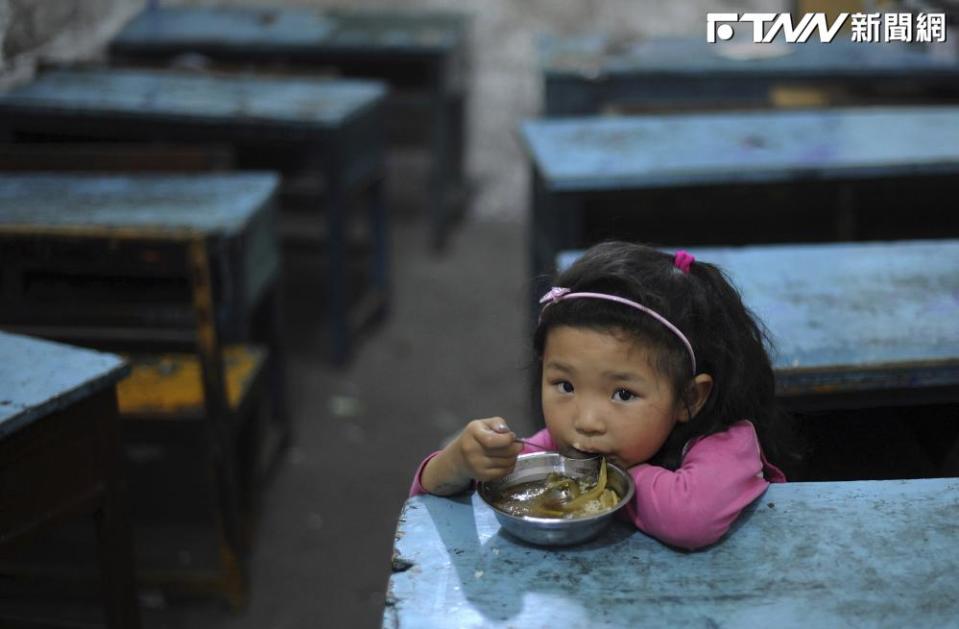 中國66縣政府爆「挪用學生營養午餐費逾87億元」還債。（圖／路透社）