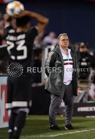 Mar 22, 2019; San Diego, CA, USA; El director técnico de México, Gerardo Martino, observa al mediocampista Jesús Gallardo en el juego contra Chile. Crédito: Orlando Ramirez-USA TODAY Sports