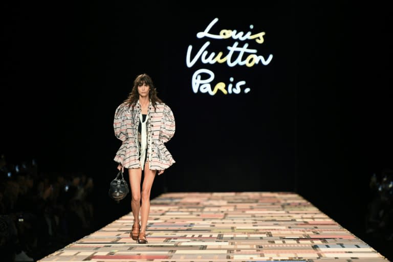 La modelo argentina Mica Argañaraz desfila para Louis Vuitton durante la Semana de la Moda femenina de París, el 1 de octubre de 2024 (Bertrand GUAY)