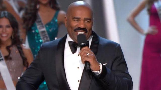 Steve Harvey Returns To Host Miss Universe Jokes With Miss Colombia About Last Years Flub