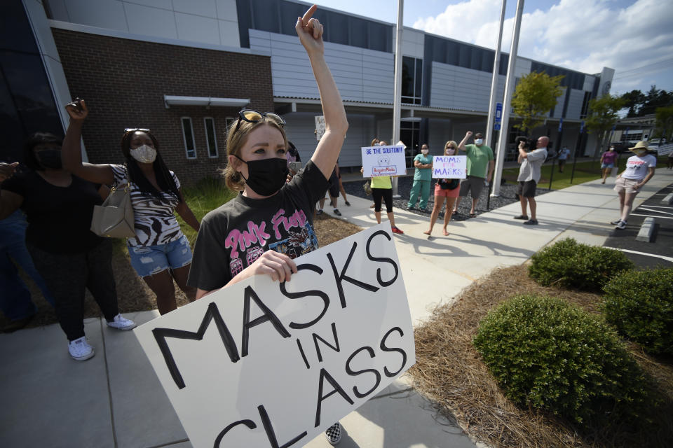 Una manifestación en favor del uso de mascarillas en las escuelas en Marietta, Georga. (AP Photo/Mike Stewart)