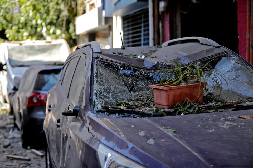 La città è distrutta "così tanto da sembrare Hiroshima", ha detto il governatore della capitale libanese. Auto ed edifici semidistrutti e detriti sulla strada. E in quasi tutto il centro cittadino praticamente nessun edificio è rimasto con i vetri intatti.