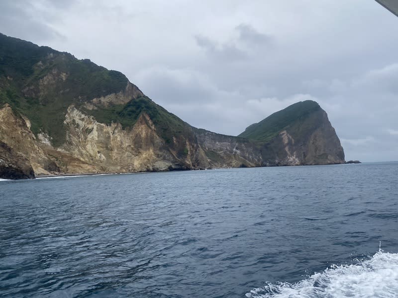 強震後龜山島再度迎接遊客  龜首依然存在 龜山島龜首日前傳出因強震被震斷，交通部觀光署東 北角及宜蘭海岸國家風景區管理處澄清，龜首當時只 是發生邊坡大量土石崩落；遊客5日在搭賞鯨船繞島 時也發現，龜首地形依舊還在。 （東北角風管處駐警隊長許源豊提供） 中央社記者沈如峰宜蘭縣傳真  113年4月5日 