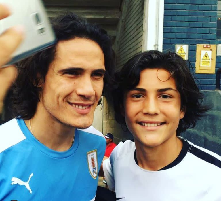 Sebastien Pineau es apodado el "nuevo Cavani" por su parecido físico y sus características futbolísticas