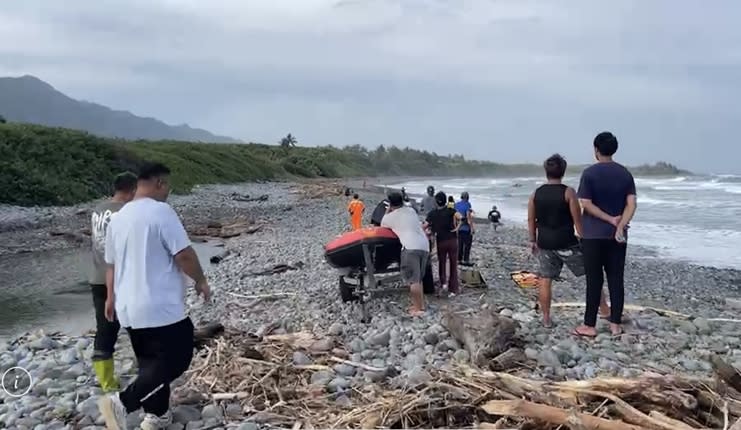 颱風卡努來襲期間，來自台北市張姓男子3日到台東都蘭海邊觀浪，突遭風浪捲走失蹤；海巡人員7日接獲漁民通知，前往東河外海打撈起1具浮屍，經家屬確認為失蹤的張男遺體。（中央社／民眾提供）