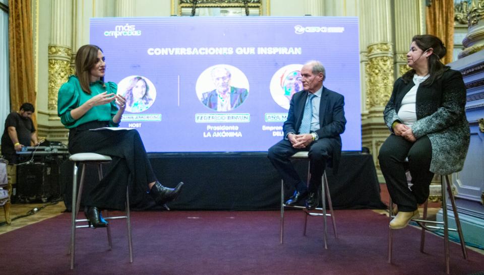 Federico Braun, Presidente de La Anónimo y Miembro de la Asociación Empresaria Argentina (AEA), y Ana María Luengo, Emprendedora y creadora de Delicias Ocultas una emprendimiento surgido en Ciudad Oculta, y quienes moderador por la periodista Carolina Amoroso 