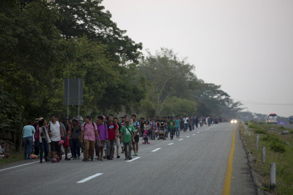 Migrantes centroamericanos que viajan en una caravana a la frontera con Estados Unidos caminan por la carretera a Pijijiapan, México, el lunes 22 de abril de 2019. (AP Foto / Moisés Castillo)