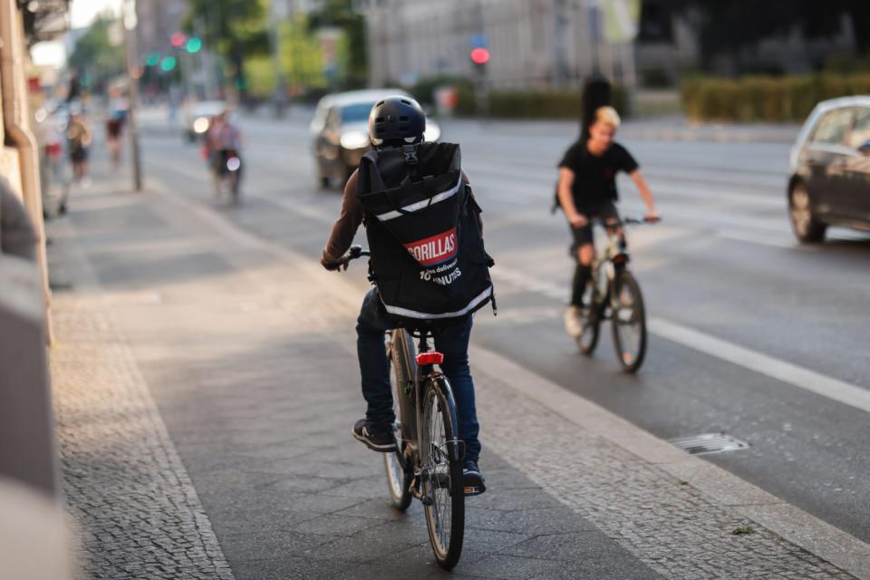 Ein Gorillas-Kurier auf seinem Fahrrad in Berlin.