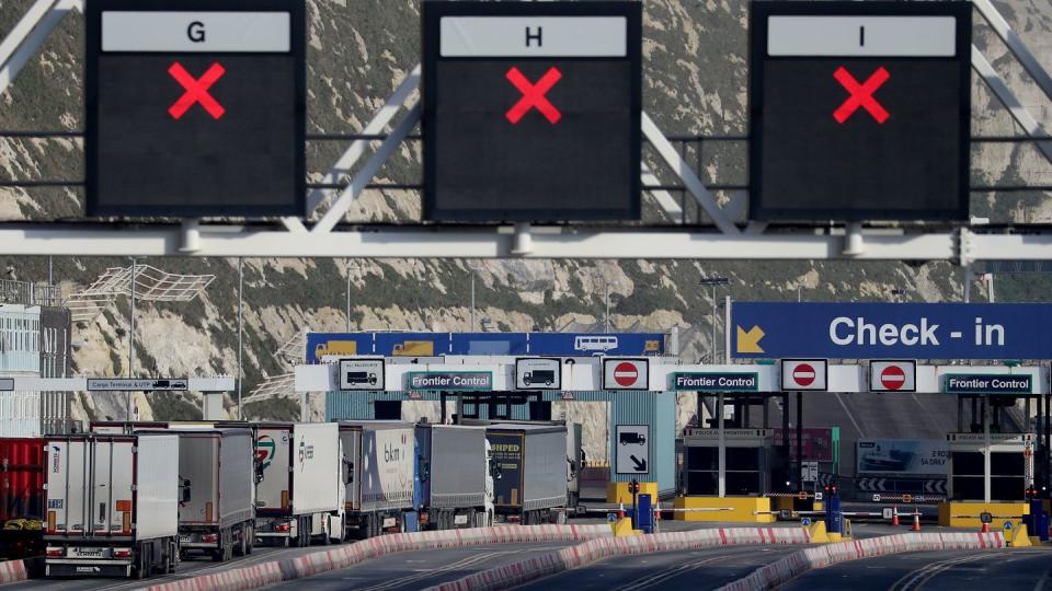 Lastwagen fahren zum Check-in in das Terminal am Hafen. Nach dem Austritt Großbritanniens aus dem EU-Binnenmarkt und der Zollunion machen sich die Brexit-Folgen bei immer mehr Unternehmen bemerkbar.