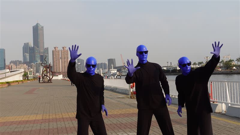 藍人樂團快閃高雄，和85大樓合影。（圖／寬宏藝術提供）