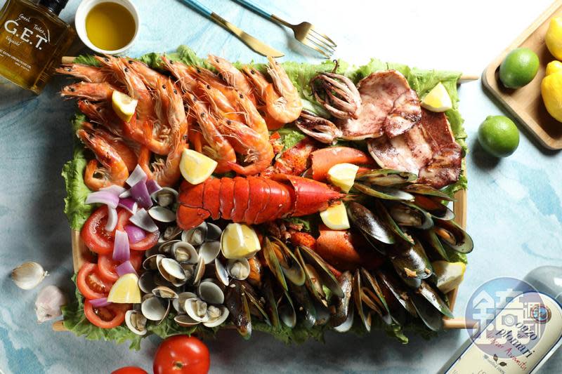 夏天希臘人也愛海鮮，「海神大拼盤」用他們最愛的橄欖油、國民茴香酒OUZO、大蒜烹調，配番茄沙拉，展現地中海飲食特色。（2,980 元／4人份，需前一天預訂）