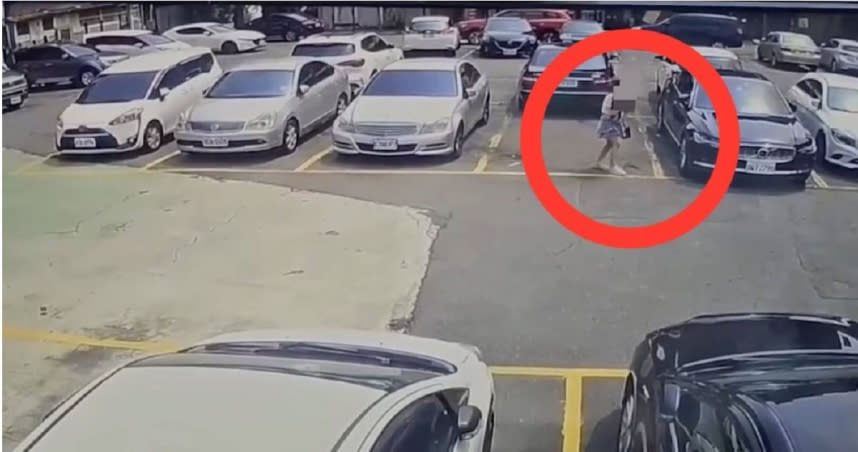 男子陳屍賓士車內，女友停車場內棄屍逃逸。（圖／翻攝畫面）