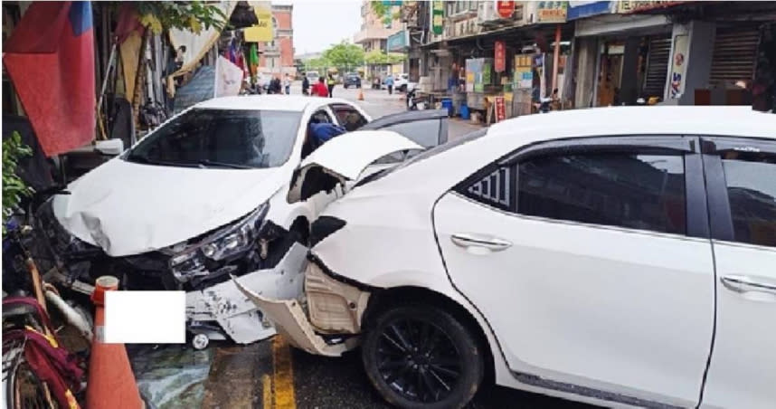 金門金湖鎮發生2車擦撞車禍，疑因情感糾紛導致，造成1人頭部和腿部受傷，警方到場後，逮捕肇事駕駛並帶回偵辦。（圖／翻攝畫面）