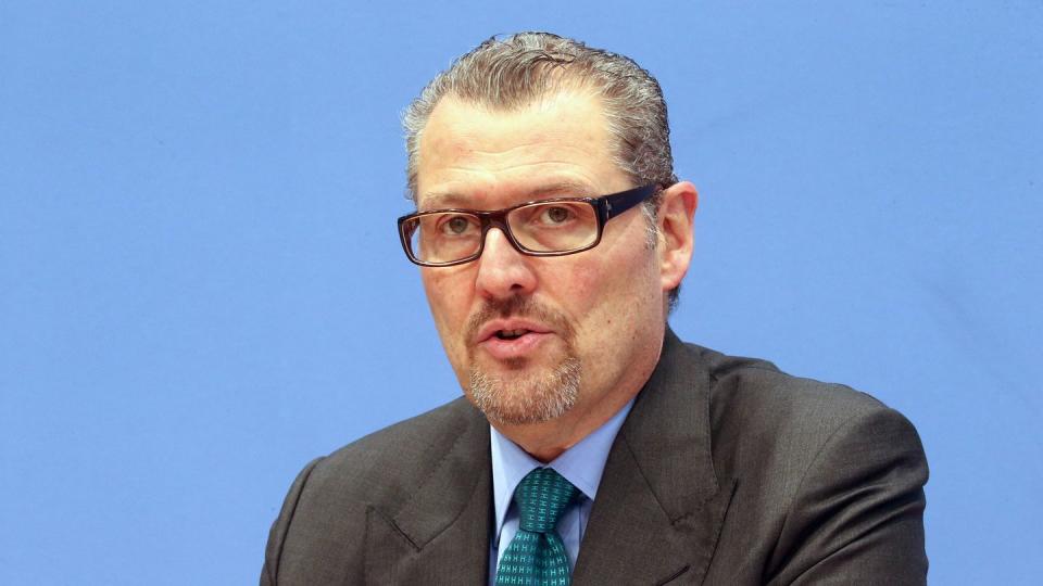 Arbeitgeberpräsident Rainer Dulger fordert, die Betriebsärzte rasch in die Corona-Impfungen einzubeziehen. (Bild: dpa)