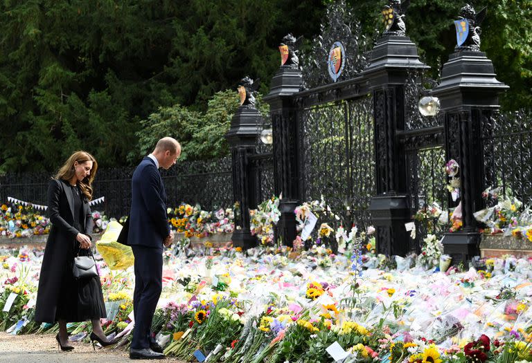 William y Kate observaron las ofrendas florales en la entrada de la residencia de campo (Toby Melville/PA Wire/DPA)