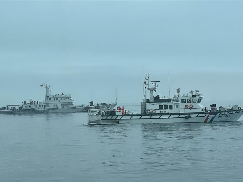 大陸海警「14509」、「14607」等2艘編隊，以近10節高速朝馬祖東引水域航行。（海巡署提供）