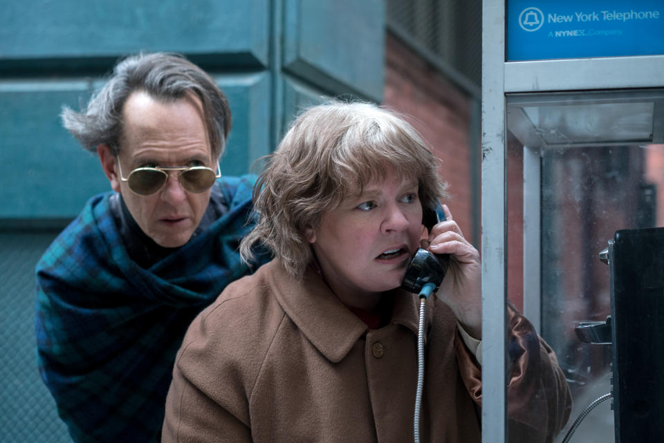 Richard E. Grant as “Jack Hock” and Melissa McCarthy as “Lee Israel” in the film CAN YOU EVER FORGIVE ME? Photo by Mary Cybulski. © 2018 Twentieth Century Fox Film Corporation All Rights Reserved