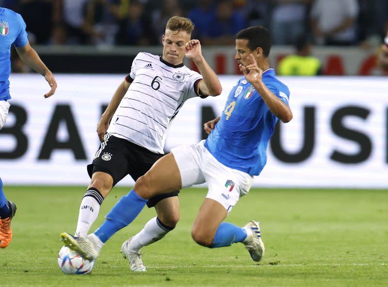 Joshua Kimmich en acción con Luiz Felipe en el partido entre Alemania e Italia por la Liga de Naciones de Europa, en el Borussia-Park, Mönchengladbach, Alemania