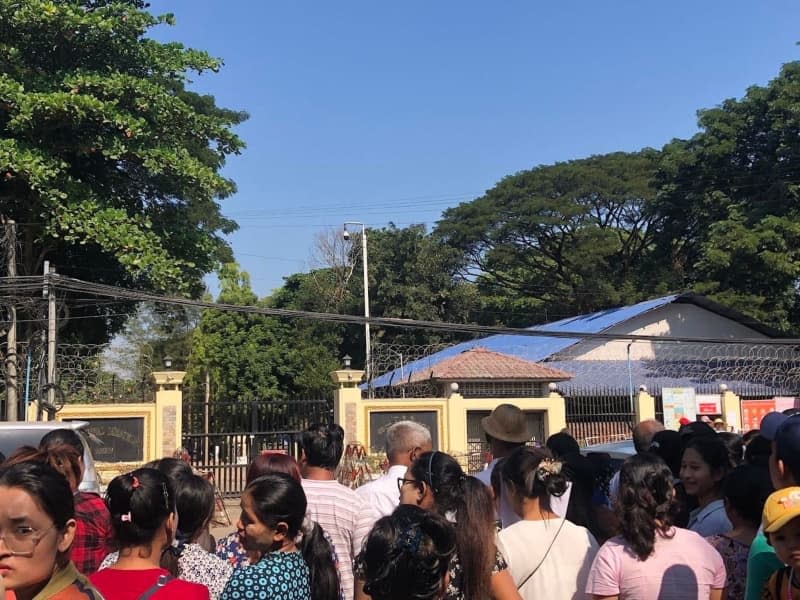 People wait outside Insein Prison in Yangon for the release of relatives. As part of a new mass amnesty, the military junta in Myanmar has announced the release of around 9600 prisoners, including 114 foreigners. Yu Yu Lin/dpa