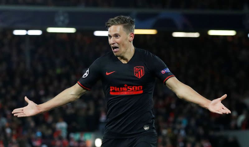 Marcos Llorente del Atlético de Madrid celebra su segundo gol ante el Liverpool en Anfield, Inglaterra.