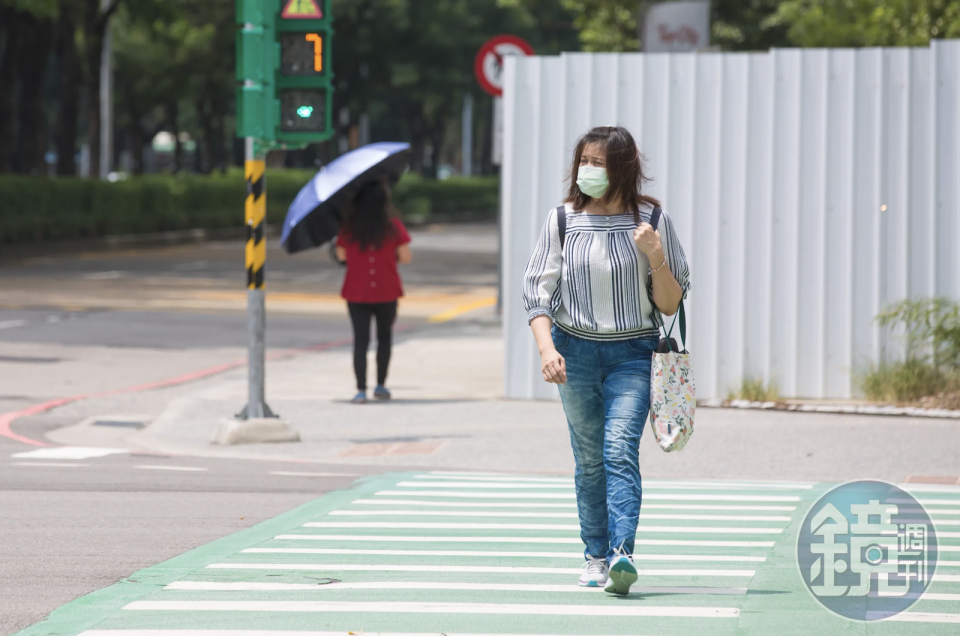 今早晚溫差大，中央氣象署提醒民眾，出門適時添加衣物。（示意圖，本刊資料照）