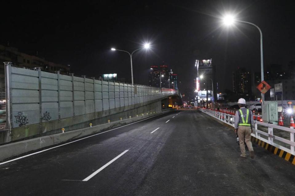 高雄民族陸橋機車道已拆除完畢，並鋪上柏油。（圖／摘自陳其邁臉書）