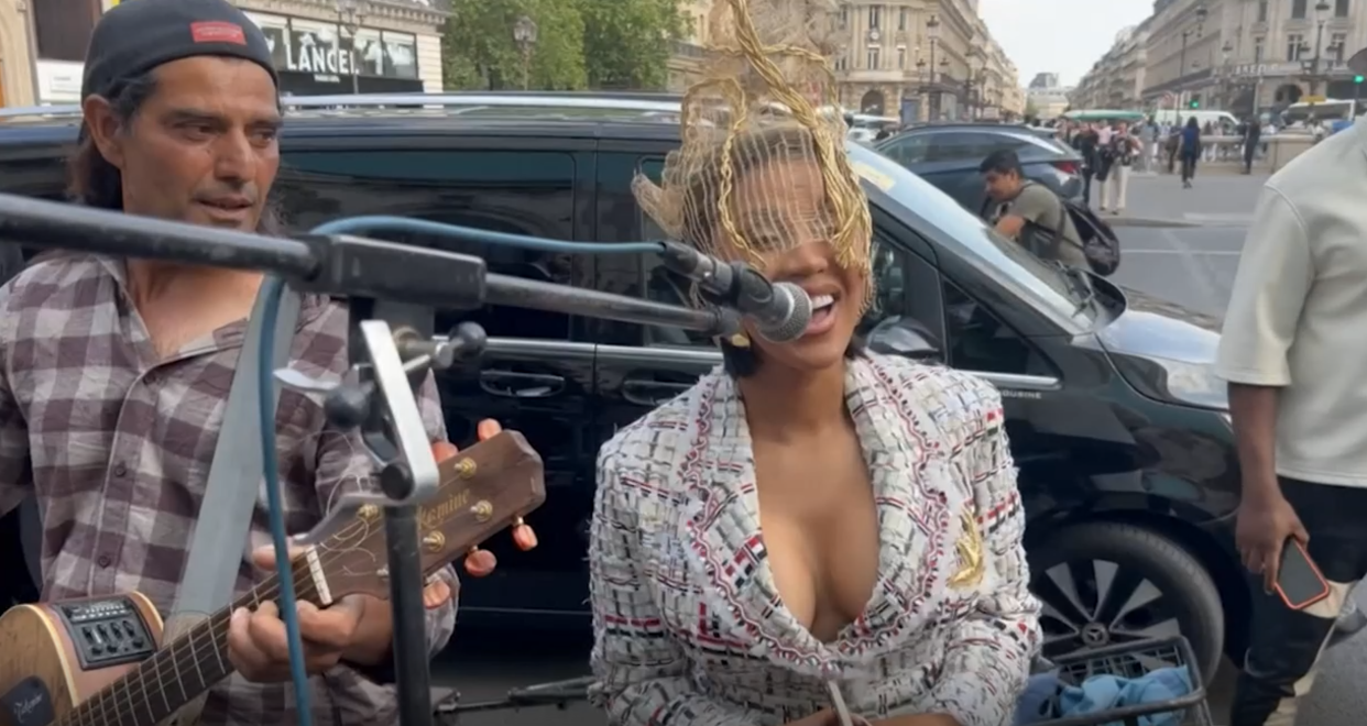 Cardi B a donné un concert improvisé sur la place de l’Opéra à Paris. TMZ a filmé le moment. 